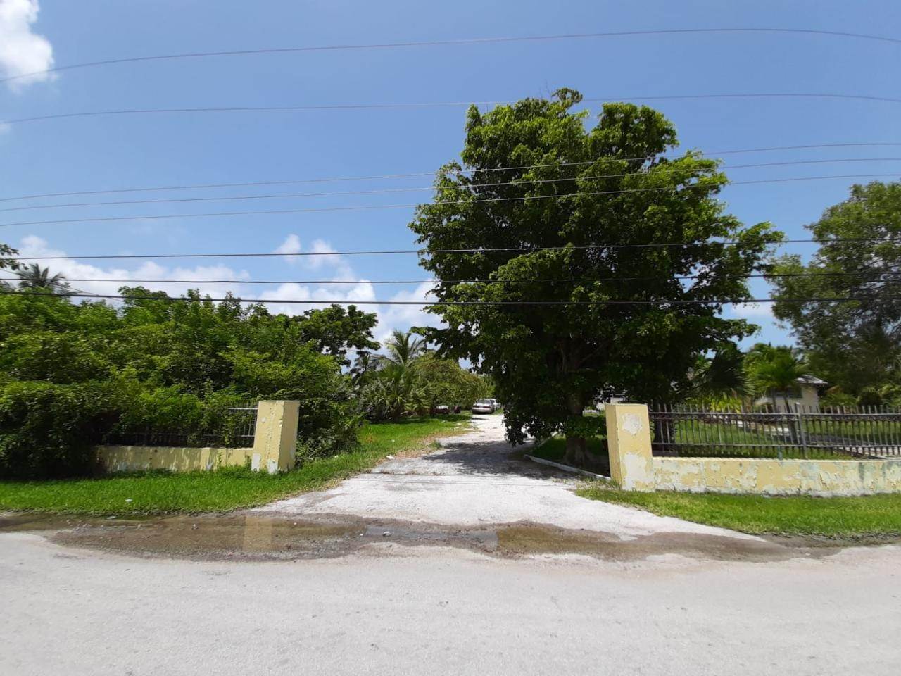 4. Single Family Homes for Sale at Joe Farrington Road, Nassau and Paradise Island Bahamas