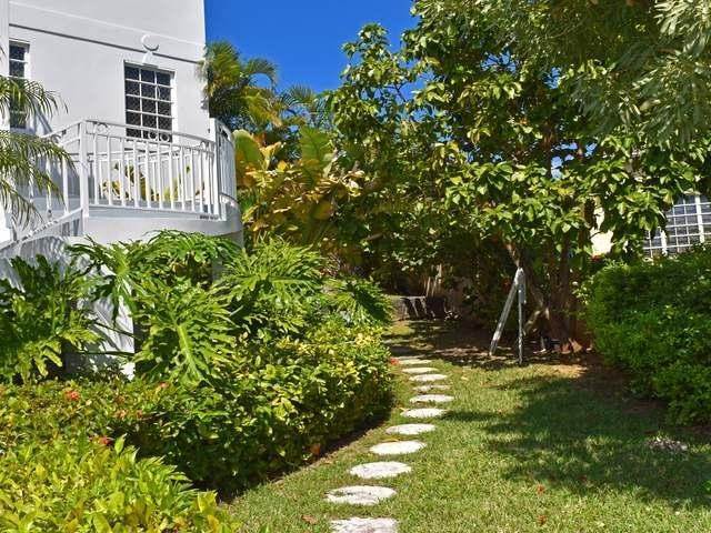 6. Single Family Homes for Sale at Lake Cunningham, Nassau and Paradise Island Bahamas
