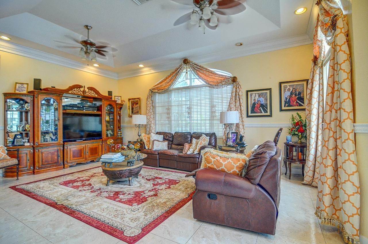 9. Single Family Homes for Sale at Lake Cunningham, Nassau and Paradise Island Bahamas