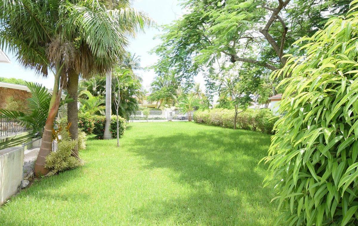 21. Single Family Homes for Sale at West Bay Street, Nassau and Paradise Island Bahamas