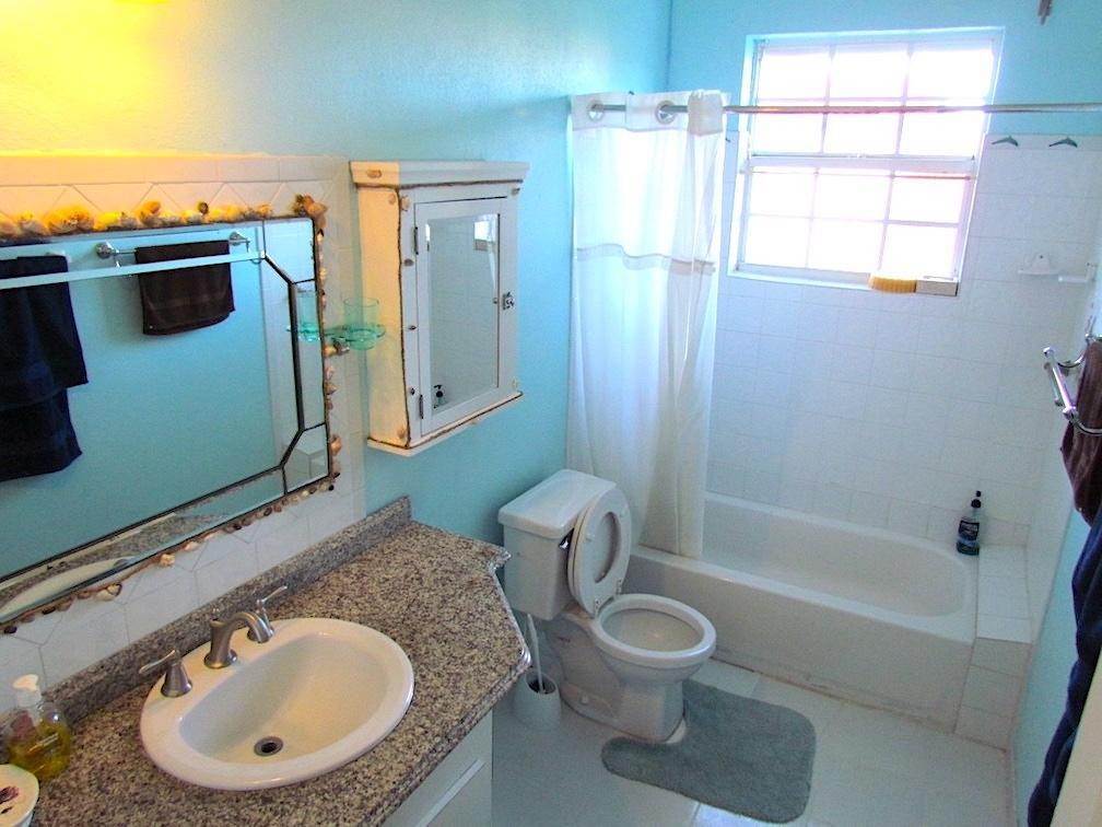 25. Single Family Homes for Rent at Lake Cunningham, Nassau and Paradise Island Bahamas