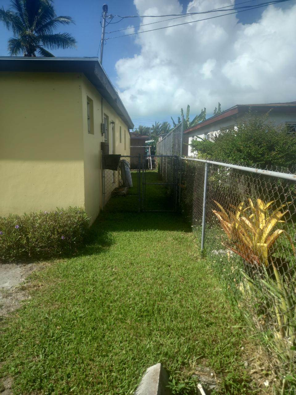 7. Single Family Homes for Sale at Soldier Road, Nassau and Paradise Island Bahamas