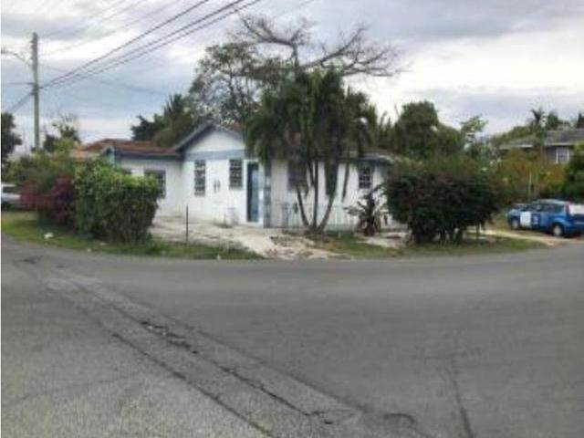 1. Single Family Homes for Sale at Fox Hill, Nassau and Paradise Island Bahamas